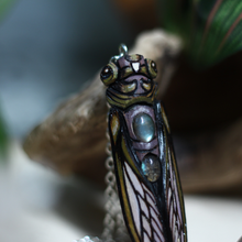 Load image into Gallery viewer, Purple Cicada Pendant with Labradorite
